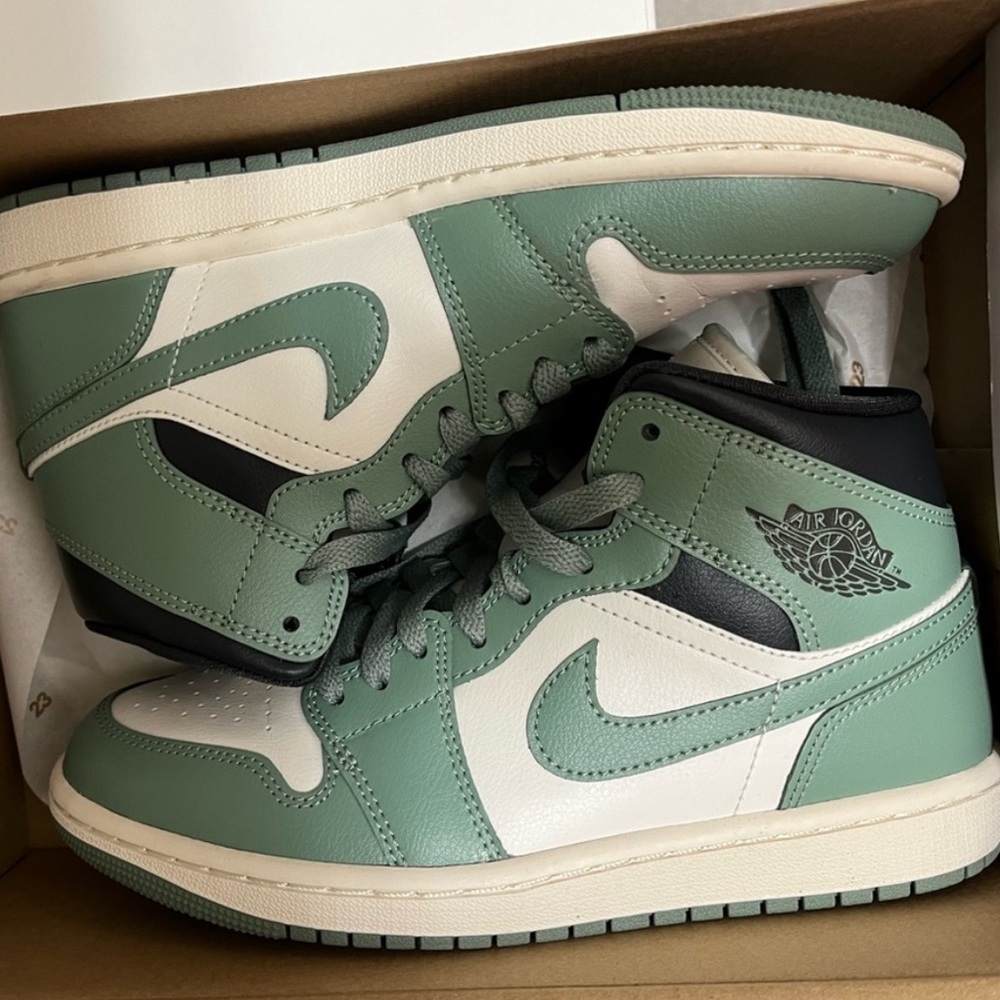 Air Jordon 1 mid women’s sneakers